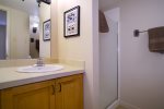 Full bathroom for guests staying in the queen bedroom and loft
